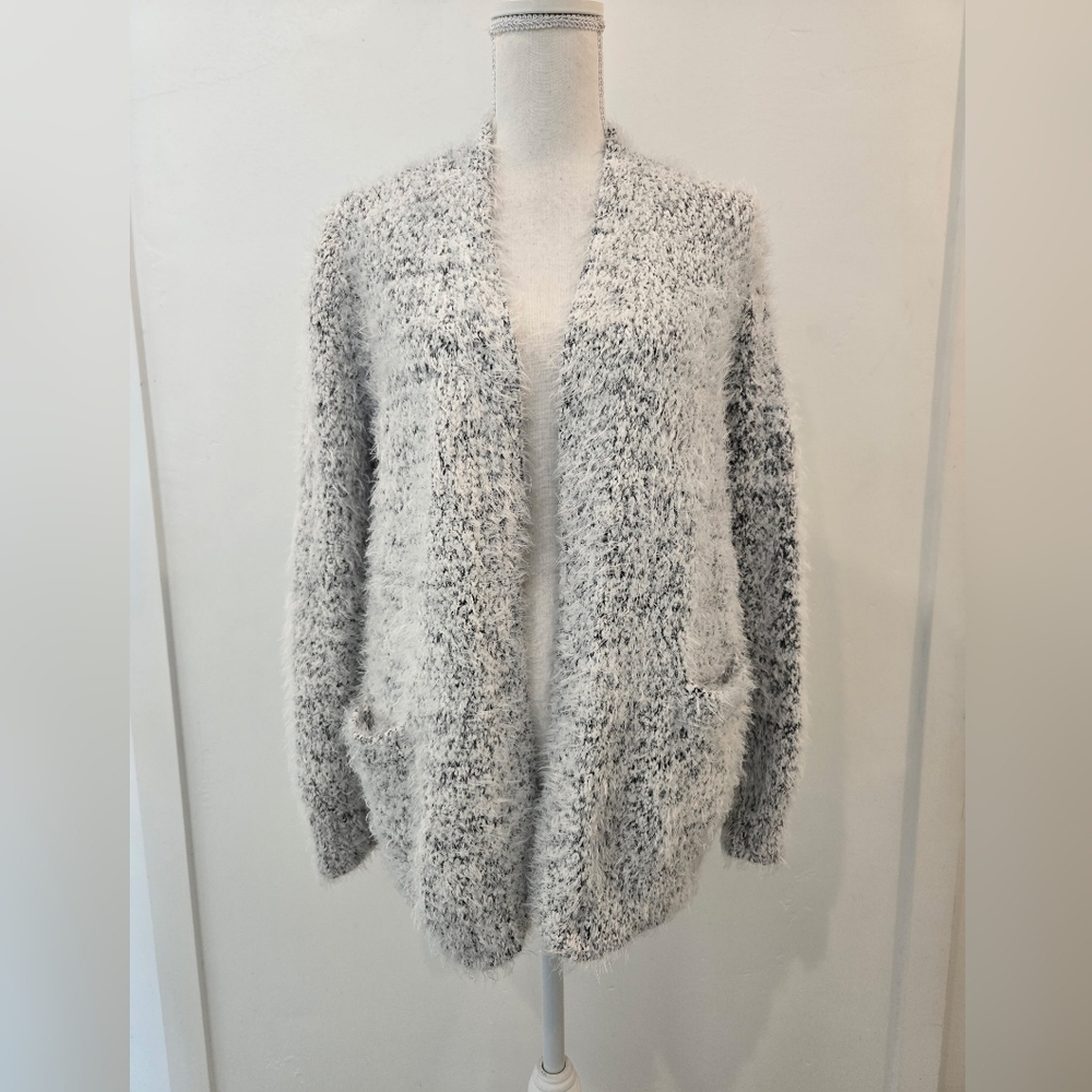 Peyton Primrose Women's Gray/White Soft Fuzzy Eyelash Cardigan. Size Small.